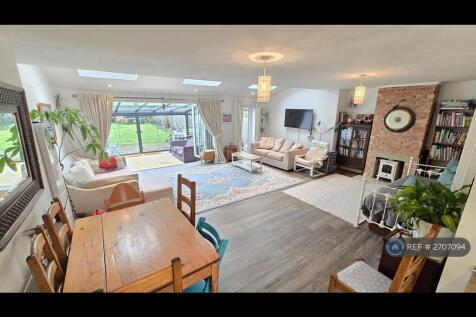 Spacious Open Plan Family Zonal Living Area
