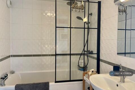 Bathroom (First Floor)