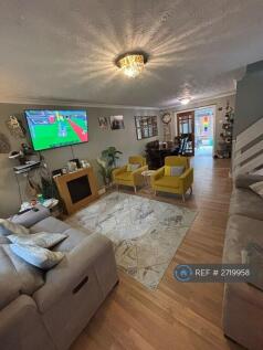 Living Room 1 To The Front