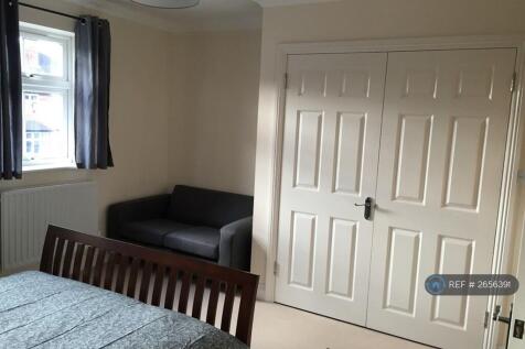 Large Double Room With Build In Wardrobe