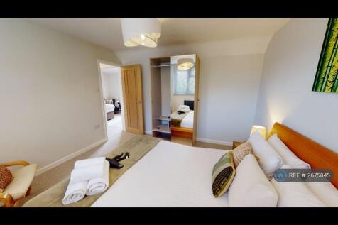 Master Bedroom (Upstairs)