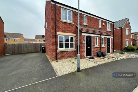 Front View / Driveway