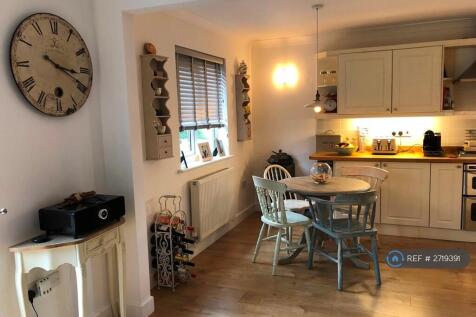 Open Kitchen / Dining Area