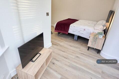 Bedroom /Living 2