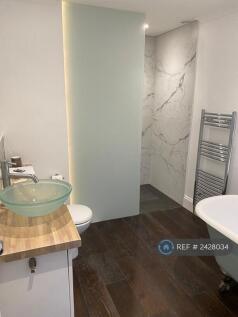 Main Bathroom On 1st Floor