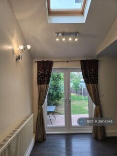 Lounge With Access To Beautiful Garden 