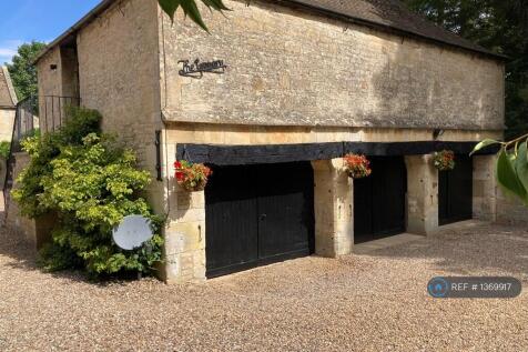 Granary Garage/Courtyard