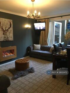 Spacious Lounge/Dining With French Doors To Garden