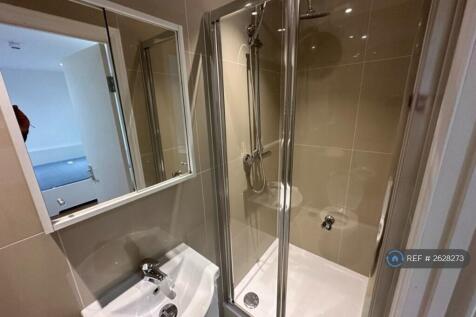 En Suite Shower &amp; Sink