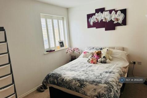 Second Bedroom (Current Tenant Decor)