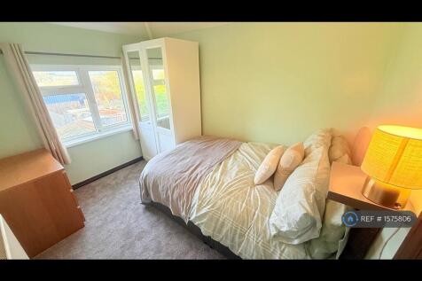 Room 3-1st Floor Small Double, Single Occupant