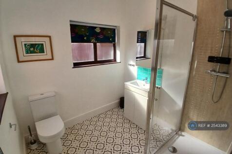 Spacious Middle Floor Bathroom - All New