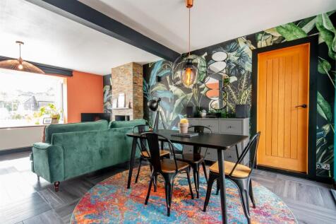 Lounge/Dining Area
