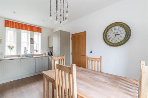 Kitchen/ Dining Room