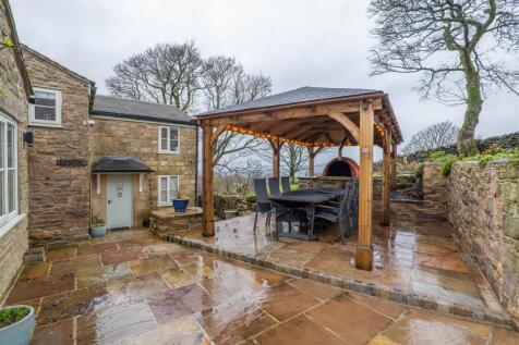 Seating Area/Pizza Oven