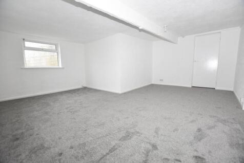 Bedroom 1 4.JPG