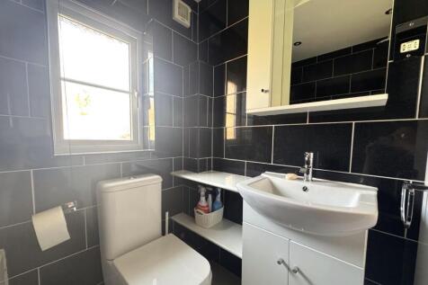 Bathroom 2.jpg