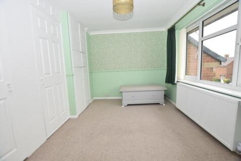Bedroom 1 4.JPG