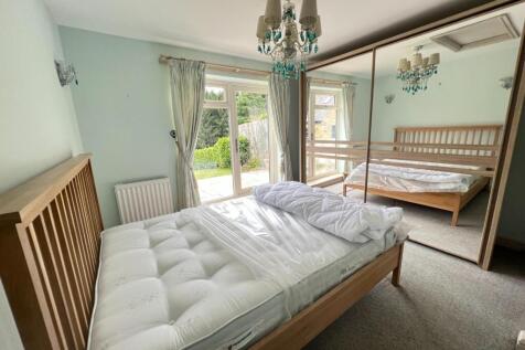 Bed 1.jpg