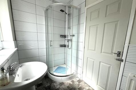 Bathroom (2).jpg