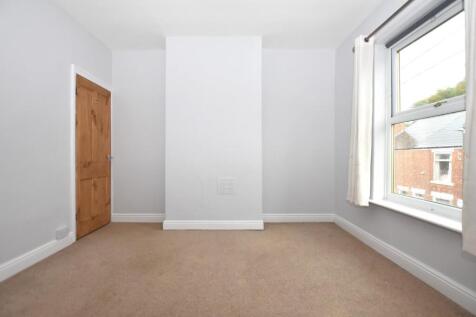 Bedroom 1 5.JPG