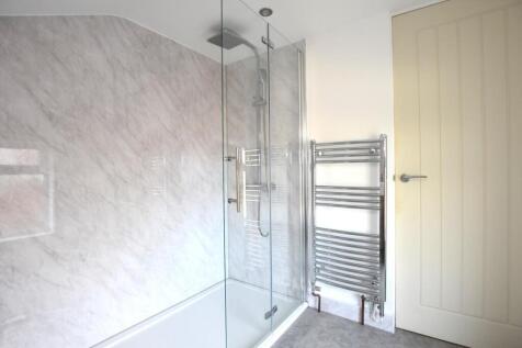 Bed 2 Bathroom (2).JPG