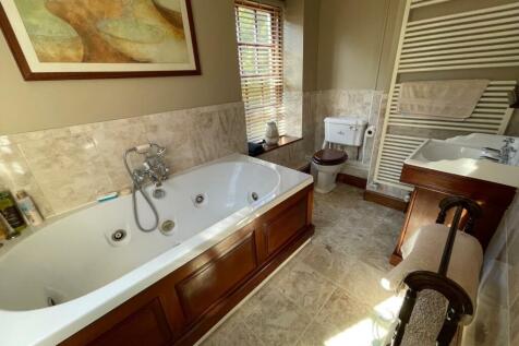 En-suite bathroom to master bedroom