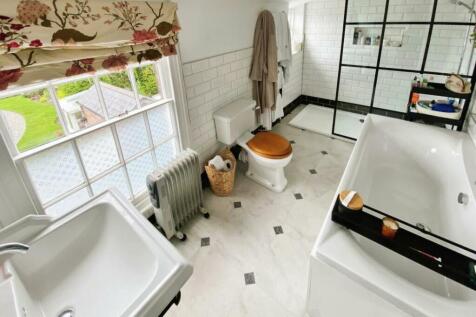76909644-En-Suite.jpg