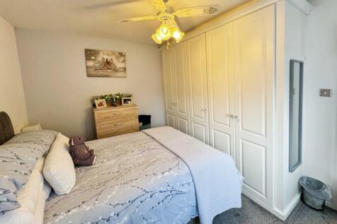df3cecc9-Bedroom 201.jpg