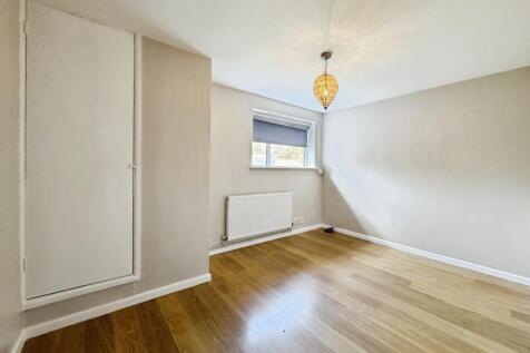 533c95f0-Bedroom 201.jpg
