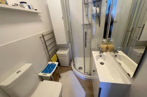 Downstairs Ensuite.jpg