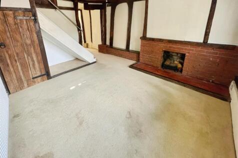85 Living Room.jpg