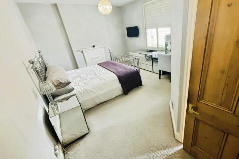 Bedroom One.JPEG.jpg