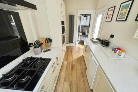 Kitchen a.jpg