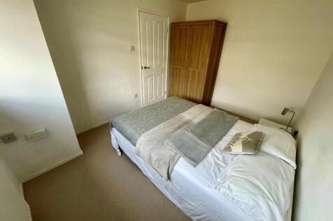 Bedroom 1b.jpg
