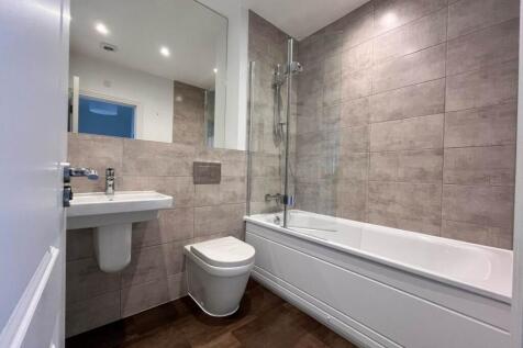 Main Bathroom 