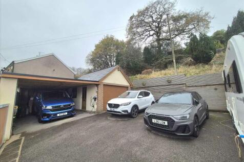 Garage/Driveway with