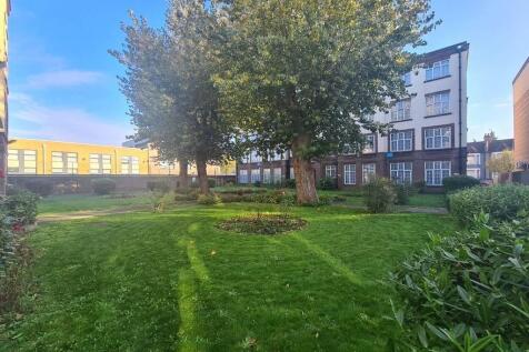 St james Court -- Communal garden.jpg