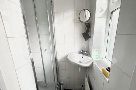 22 Hathway -- shower room.jpg