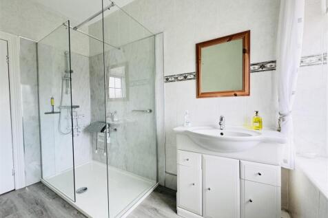 HOUSE SHOWER ROOM