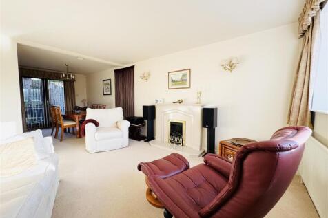 LOUNGE / DINING ROOM