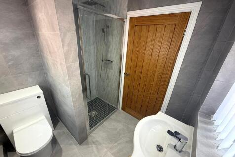 Bathroom (f)
