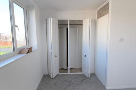 1st Bedroom (b) 