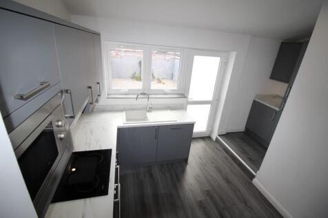 Kitchen (b) 
