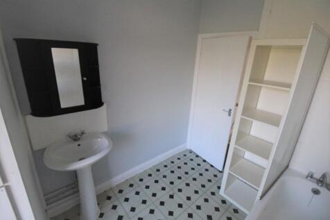Bathroom (b)