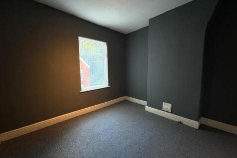 Front bedroom (k)