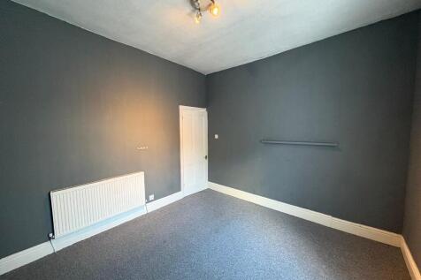 Front bedroom (l)