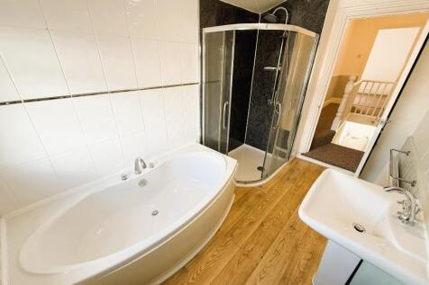 Bathroom (b)