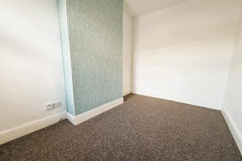 Rear bedroom (a)