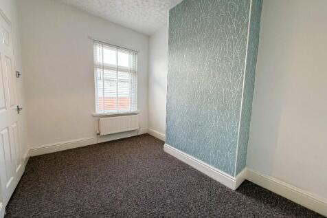 Rear bedroom (b)